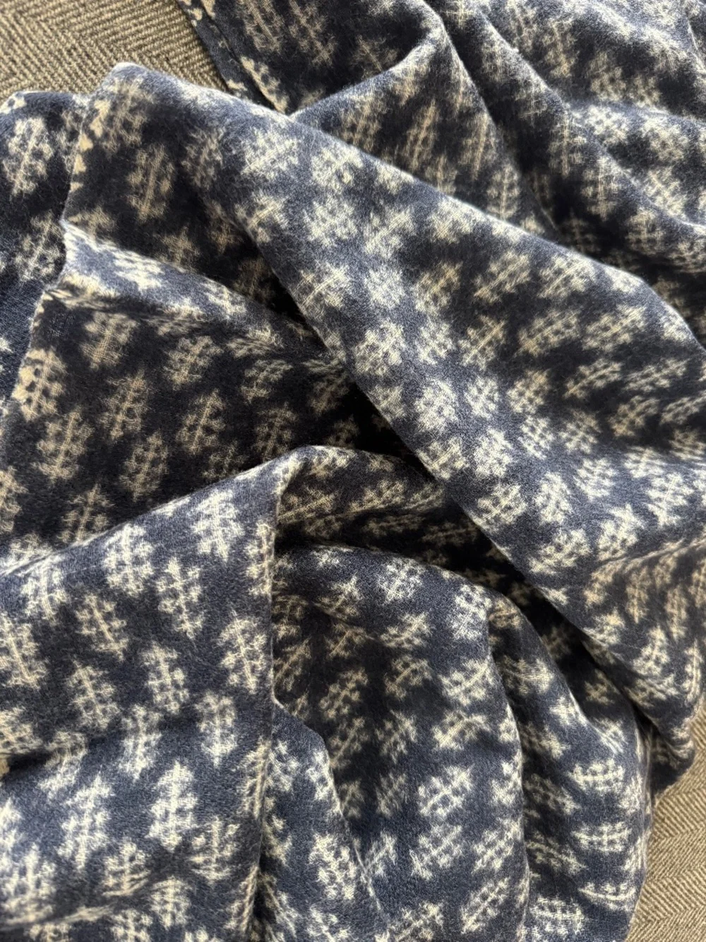 NWOT, NAVY/WHITE WOOL, BLOCKPRINT SCARF WITH FRINGED EDGES ON TWO SIDES